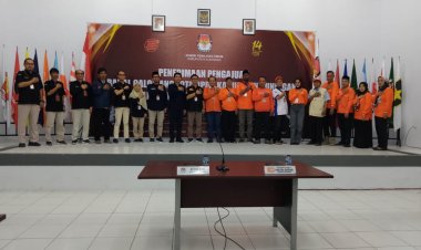 WAHUDI PIMPIN LANGSUNG PENDAFTARAN BACALEG PARTAI BURUH KUNINGAN KE KPU