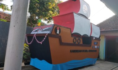 KAMONESAN KAPAL FERY KAMPUNG NAGGERANG LANGSEB MENARIK PERHATIAN WARGA DALAM KARNAVAL HUT RI