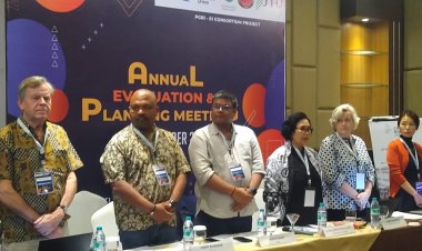 BERSATU KITA TEGUH, BERSAMA TEGUH KITA RUNTUH