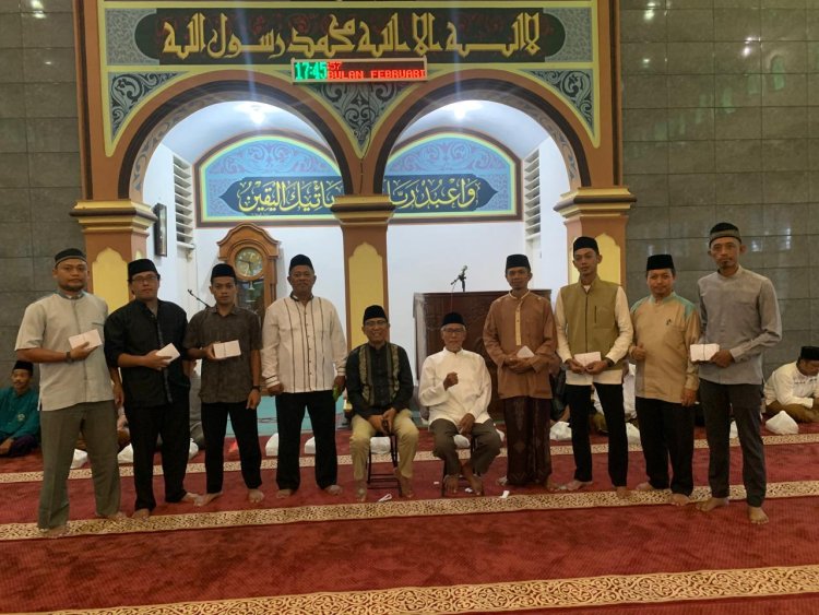 IMAM JAYA DAN DKM HIKMATUL ISLAM BERBAGI KEBAHAGIAAN DENGAN YATIM PIATU DAN DHUAFA DI DESA MALEBER