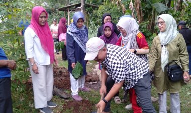 GERAKAN “SATU RUMAH SATU POHON” DIGULIRKAN DI RW 03 JATINEGARA KAUM